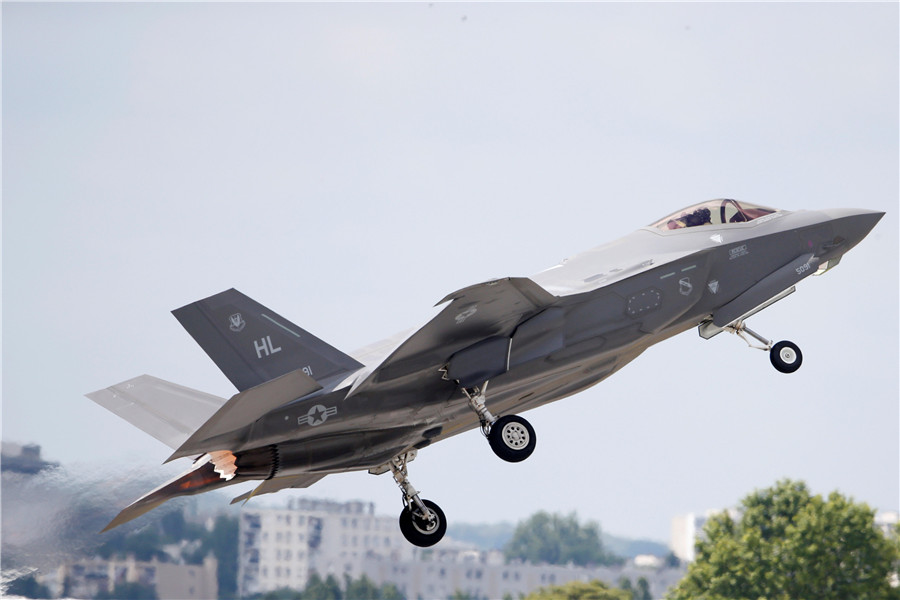 Macron opens Paris Air Show, promotes defense aeronautic business